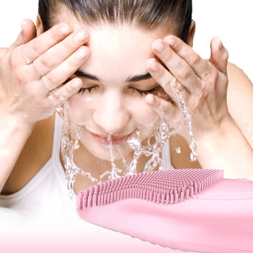 brosse-nettoyante-visage-rose-peau-lumineuse