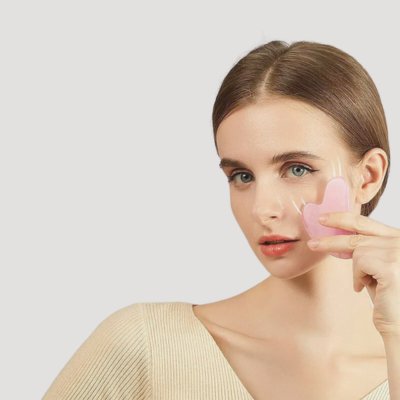 rouleau-de-jade-guasha-rose-peau-jeune